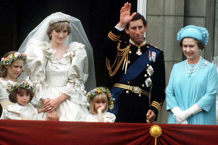 Por qué se considera mal presagio cada vez que Isabel II llevó azul en una boda real