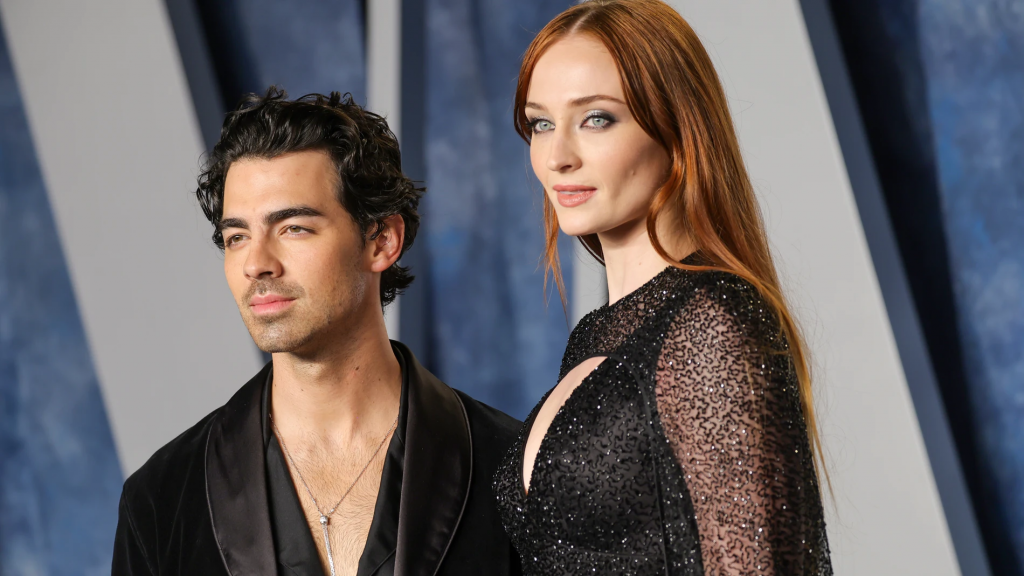 Revista Velvet | En pleno divorcio: Sophie Turner se besa con Peregrine