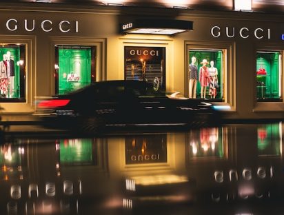 Elegancia y estilo: Gucci y Versace en el mundo de la moda