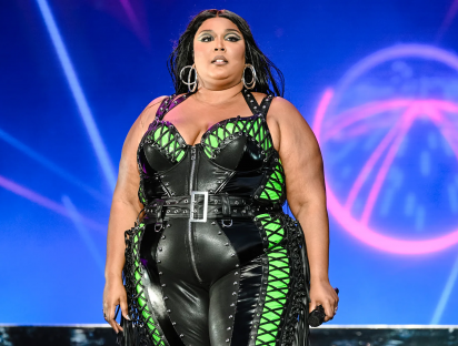 Lizzo es demandada (otra vez) por una diseñadora de vestuario