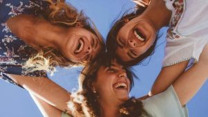 Un estudio de Harvard sobre la felicidad asegura que debes tener estos 3 tipos de amigos