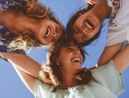 Un estudio de Harvard sobre la felicidad asegura que debes tener estos 3 tipos de amigos