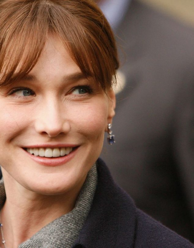 Carla Bruni sufrió en secreto un cáncer de mamas y cuenta cómo lo superó