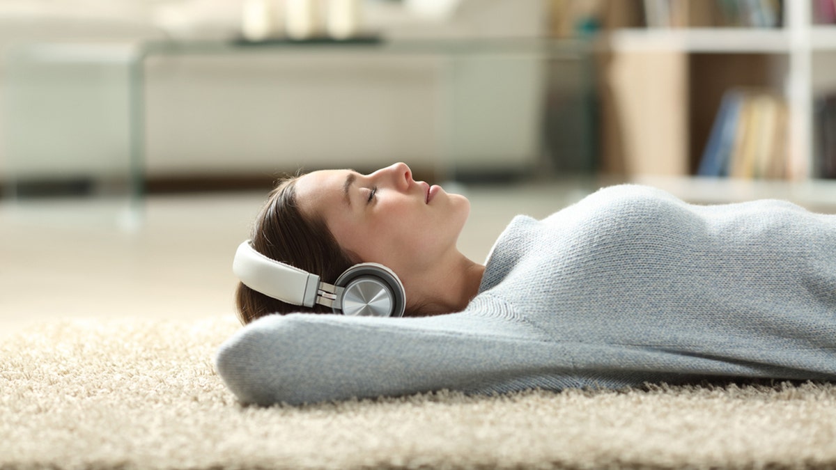 Científicos descubren que escuchar nuestras canciones favoritas disminuye el dolor