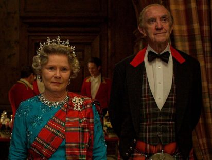 El creador de The Crown dice que la muerte de Isabel II obligó a cambiar el final de la serie