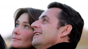 Carla Bruni celebra 16 años junto a Sarkozy publicando fotos inéditas