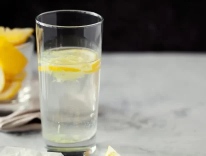 Agua con limón en ayunas: mitos y verdades del remedio casero más famoso
