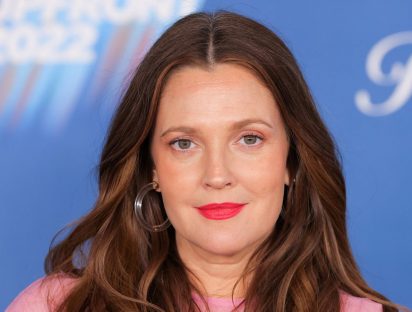 Drew Barrymore se tatúa en medio de su programa de entrevistas