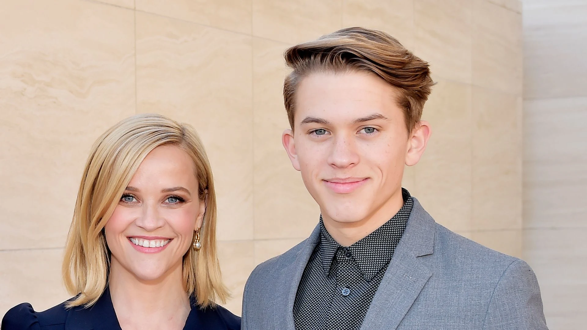 El hijo de Reese Witherspoon desata críticas tras mostrar su departamento en Nueva York