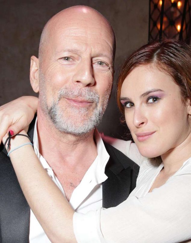La hija de Bruce Willis dice que “echa mucho de menos” a su padre