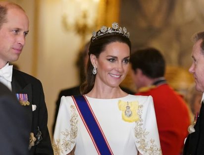 ¡Kate Middleton espectacular! Se luce de blanco y con una tiara no vista en casi 100 años