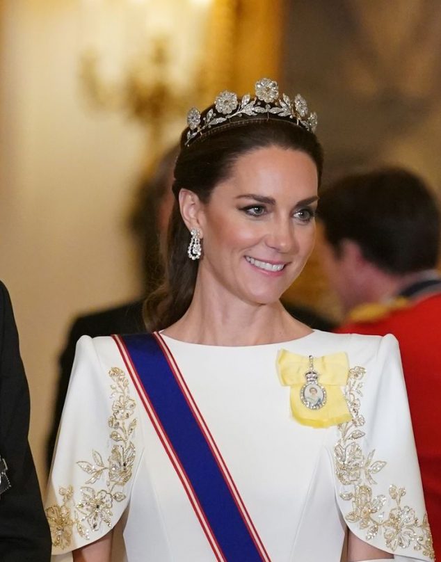 ¡Kate Middleton espectacular! Se luce de blanco y con una tiara no vista en casi 100 años