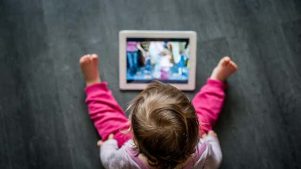 Según expertos: esta es la edad adecuada para que tus hijos usen una pantalla touch