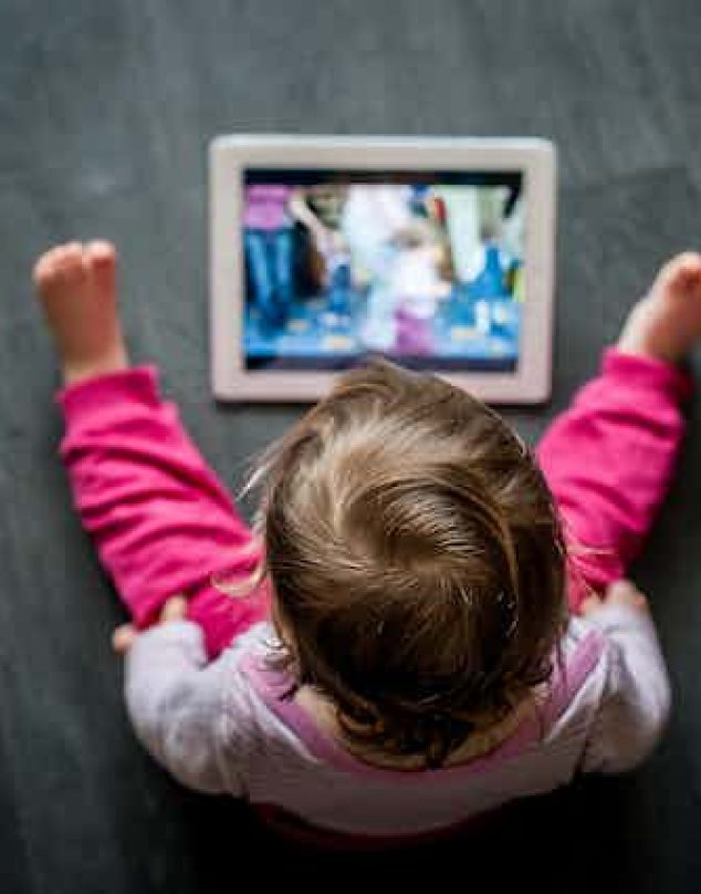 Según expertos: esta es la edad adecuada para que tus hijos usen una pantalla touch