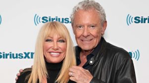 Viudo de Suzanne Somers revela que ocurren cosas extrañas en su casa desde su muerte