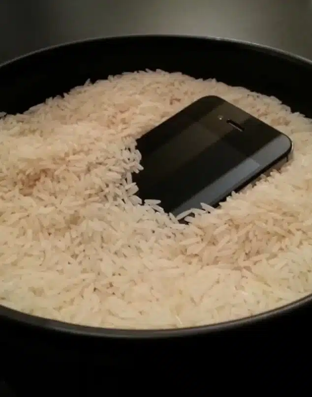 ¿Por qué no deberías poner tu teléfono mojado en arroz? Apple revela qué hay que hacer
