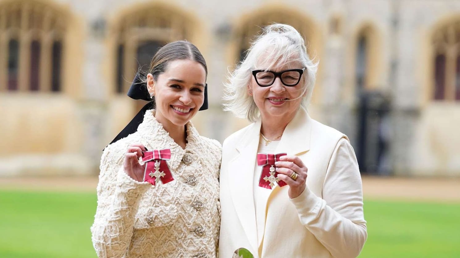 Emilia Clarke y su mamá fueron condecoradas por el príncipe William