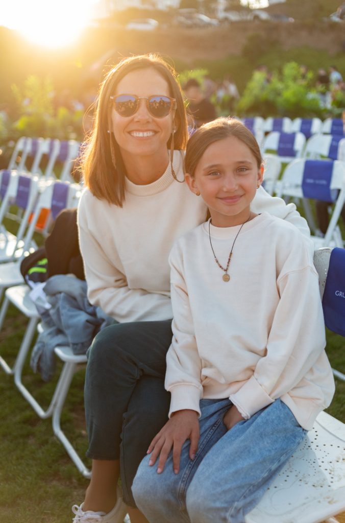 Andrea Treknais junto a su hija Helena.