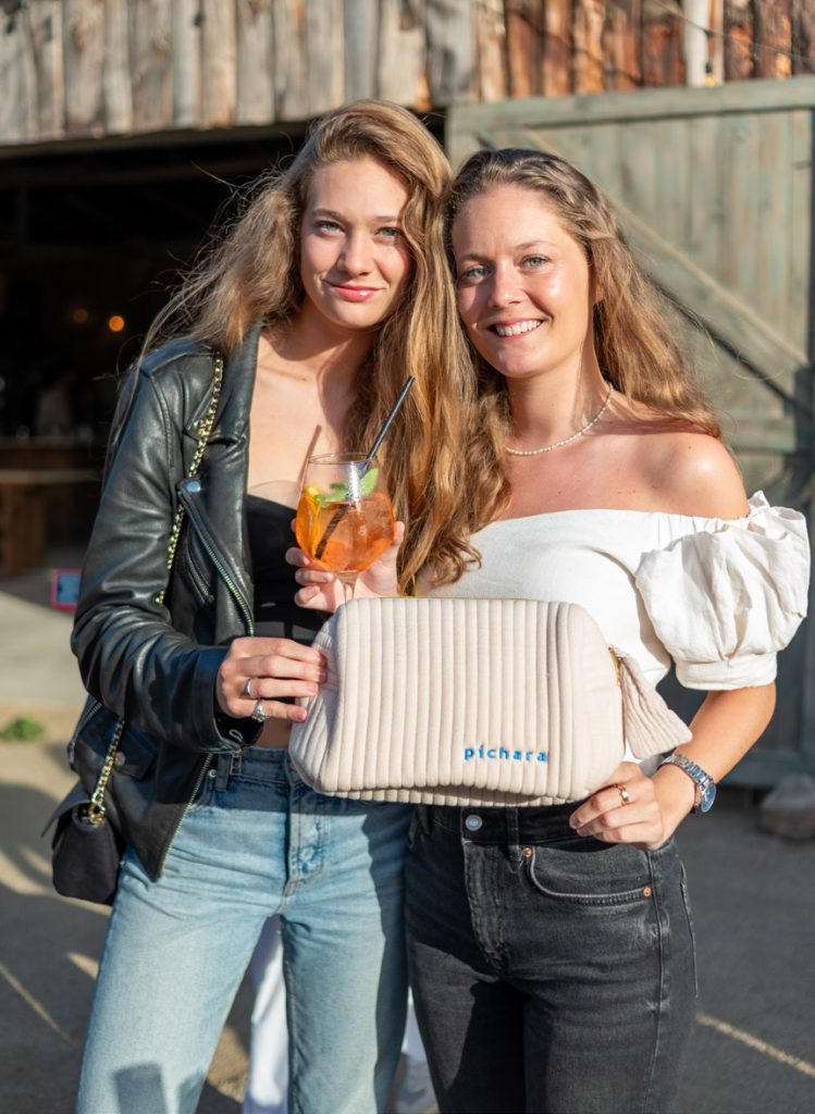 María y Lucía Valdivieso con su regalo Pichara. 