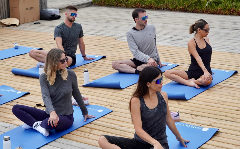 No sólo surf. Los invitados de
Sunglass Hut en una sesión de yoga en Alaia. 