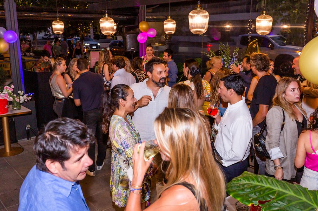 La terraza de Auguri por calle O’brien.