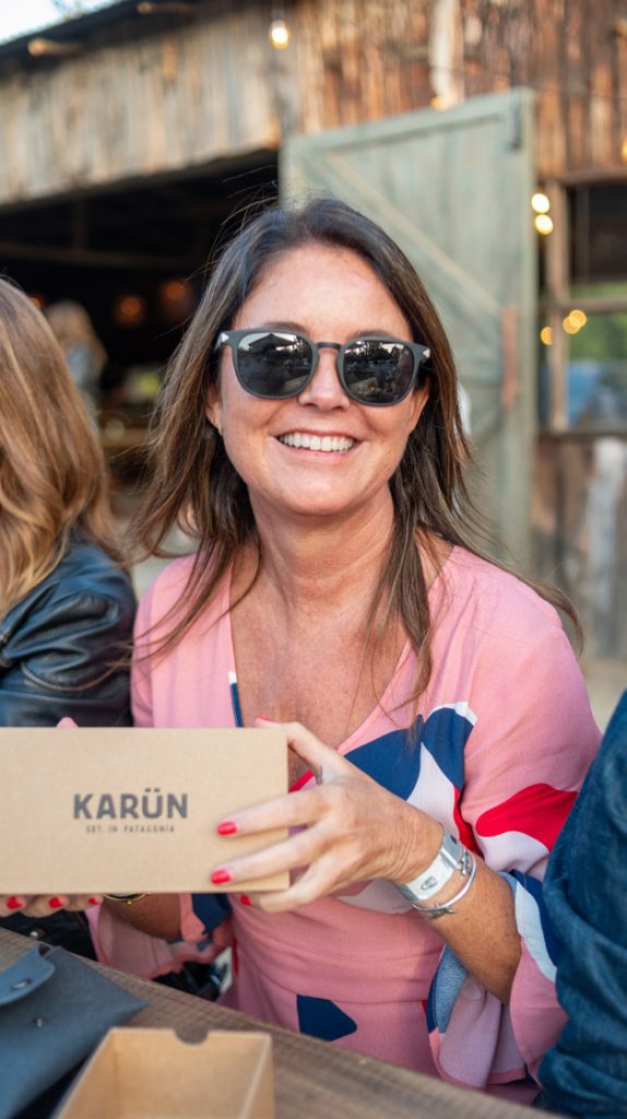 Pilar Larraín con su regalo anteojos Karün. 