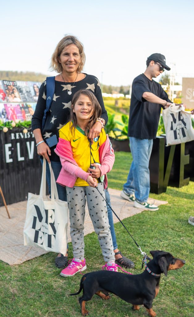 Virginia Briano con su hija Octavia y su perrito Pelé.