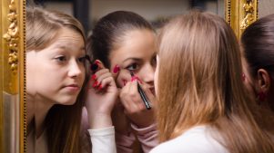 Expertos aconsejan la edad para que adolescentes comiencen a usar maquillaje