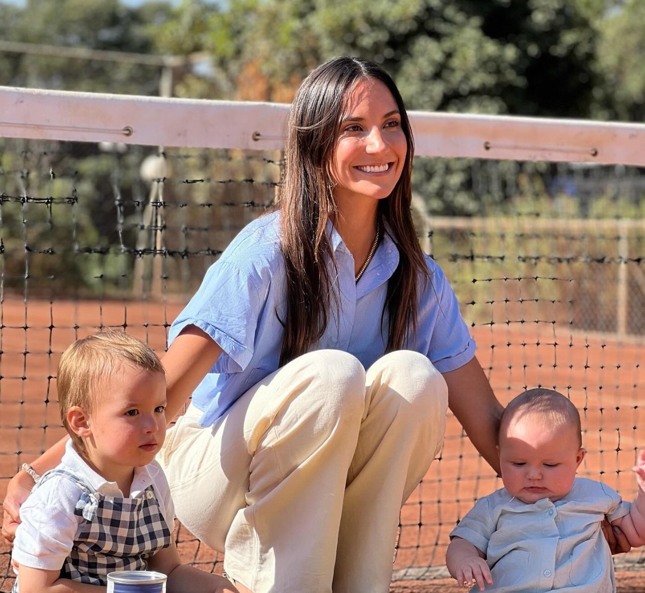 Laura Urruticoechea, esposa de Nico Jarry, revela cómo llevan su vida “en tour” con niños