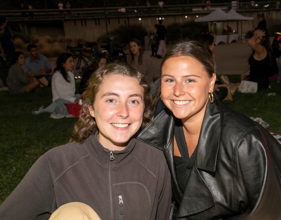 Asunción Domínguez y Pilar Santamaría.