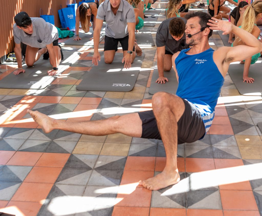 El instructor de Animal Flow, José Lagos. 