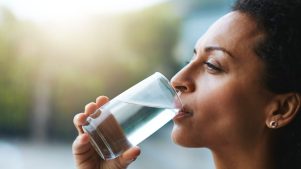 ¿Beber más agua te hace más feliz? Esto indica un nuevo estudio