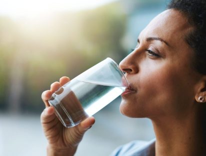 ¿Beber más agua te hace más feliz? Esto indica un nuevo estudio