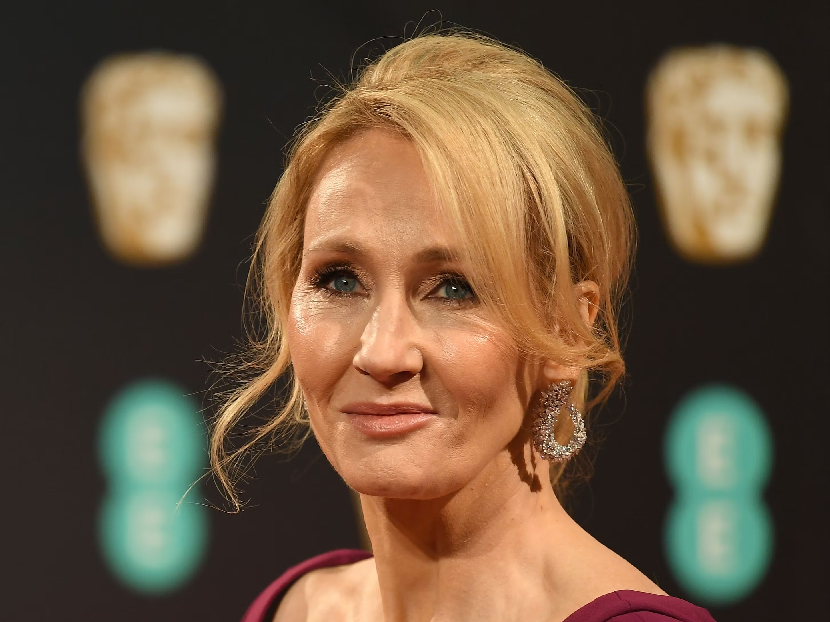 J.K Rowling podría ser acusada por “crímenes de odio” por declaraciones anti personas trans