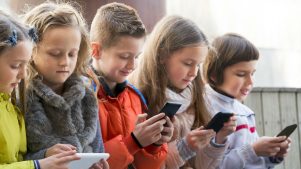 Según Bill Gates: esta es la edad correcta para entregarle el smartphone a un niño
