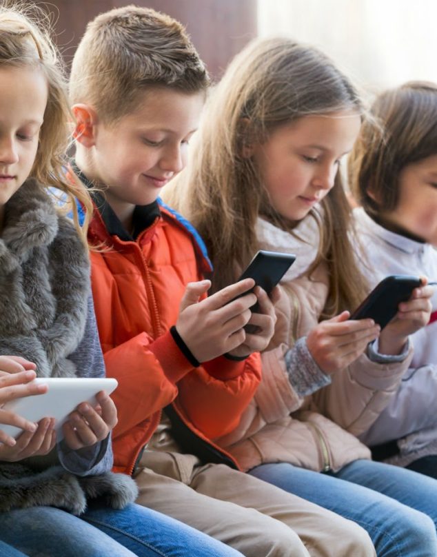 Según Bill Gates: esta es la edad correcta para entregarle el smartphone a un niño