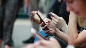 Derribando mitos: ¿Es saludable tener el celular cerca del cuerpo?