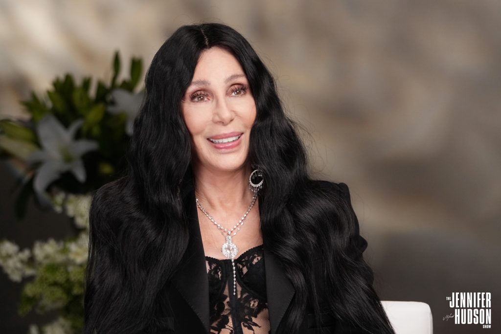 Cher descubrió a los 79 años, y por teléfono, que es abuela de una adolescente