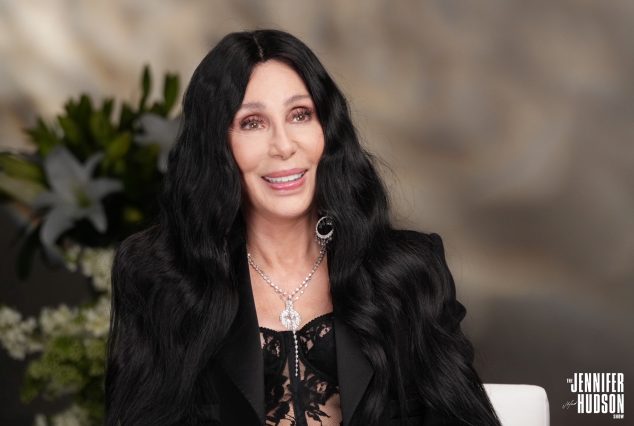 Cher descubrió a los 79 años, y por teléfono, que es abuela de una adolescente