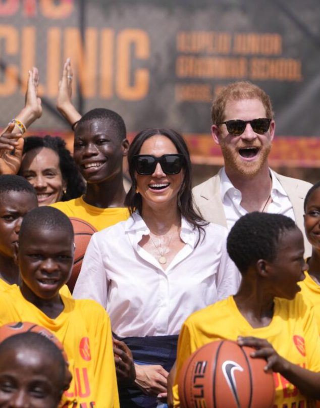 El significado de los 4 looks que lució Meghan Markle en Nigeria