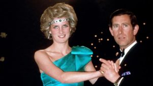 El peluquero de Diana revela por qué se puso un collar en la cabeza en 1985
