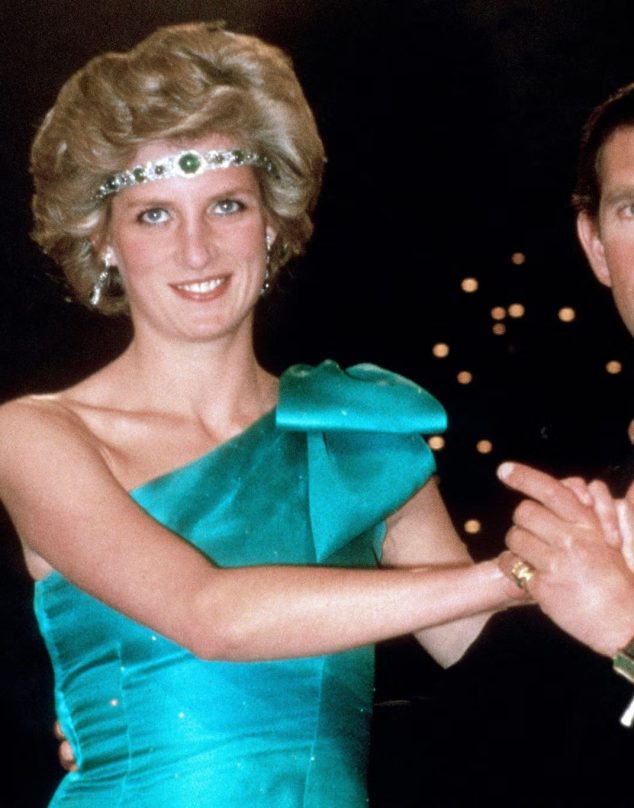 El peluquero de Diana revela por qué se puso un collar en la cabeza en 1985