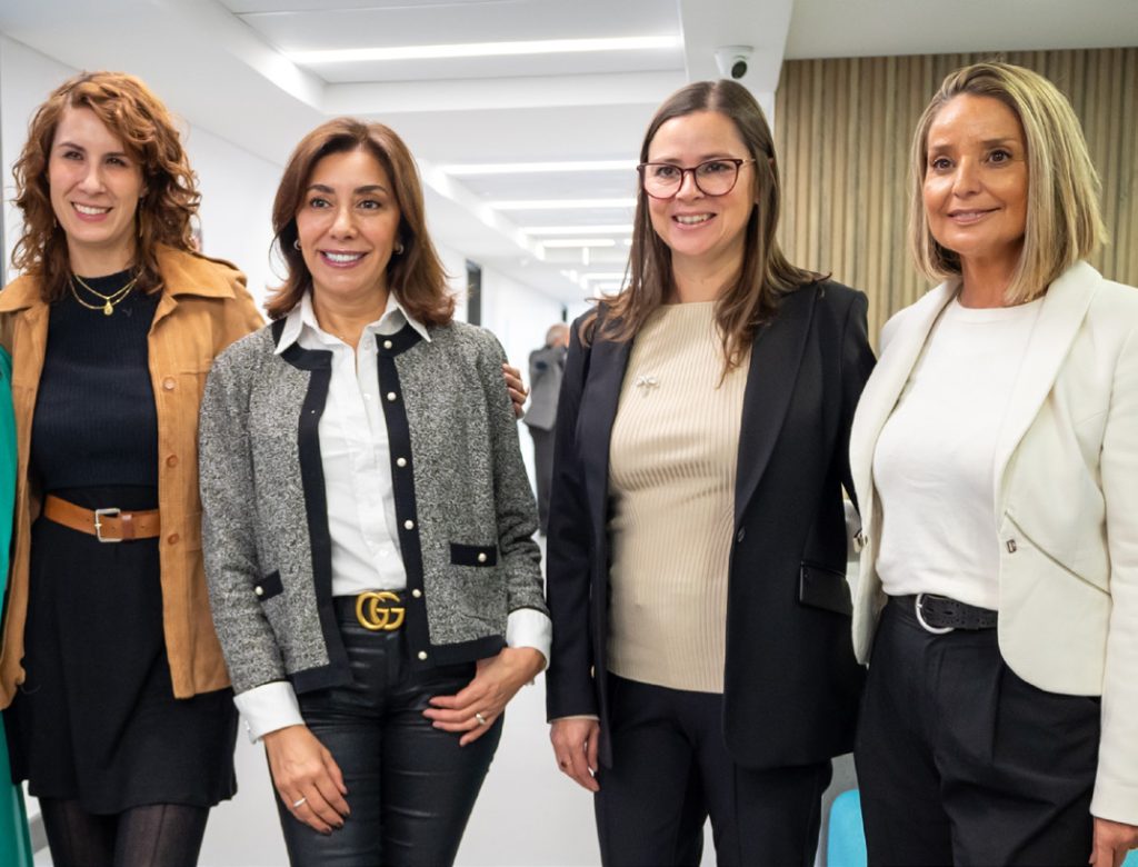 DANIELA BURKY, CARMEN GLORIA ARROYO, VICTORIA REPETTO Y ALEJANDRA GONZÁLEZ.