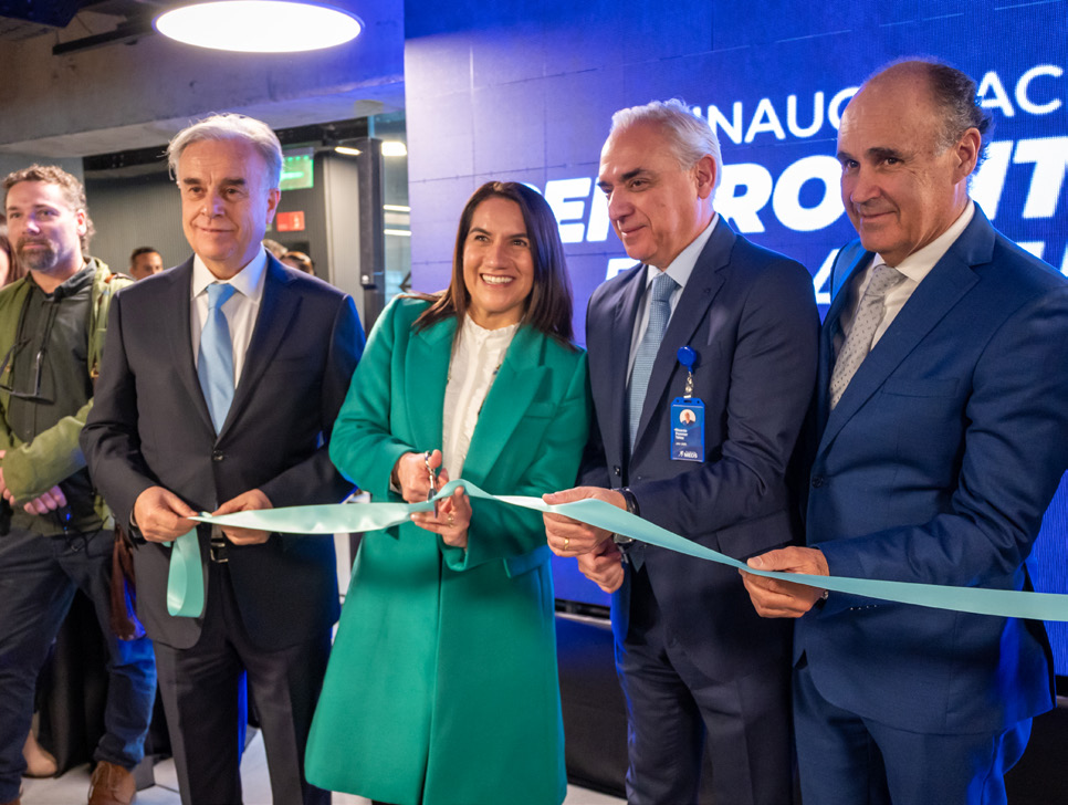 EMILIO SANTELICES, PRISCILLA MOLINA,
RICARDO POMMER Y GONZALO DUQUE.