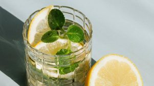 Beber agua con limón en ayunas: ¿Qué dicen los expertos?