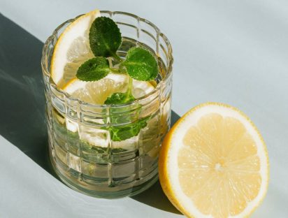 Beber agua con limón en ayunas: ¿Qué dicen los expertos?