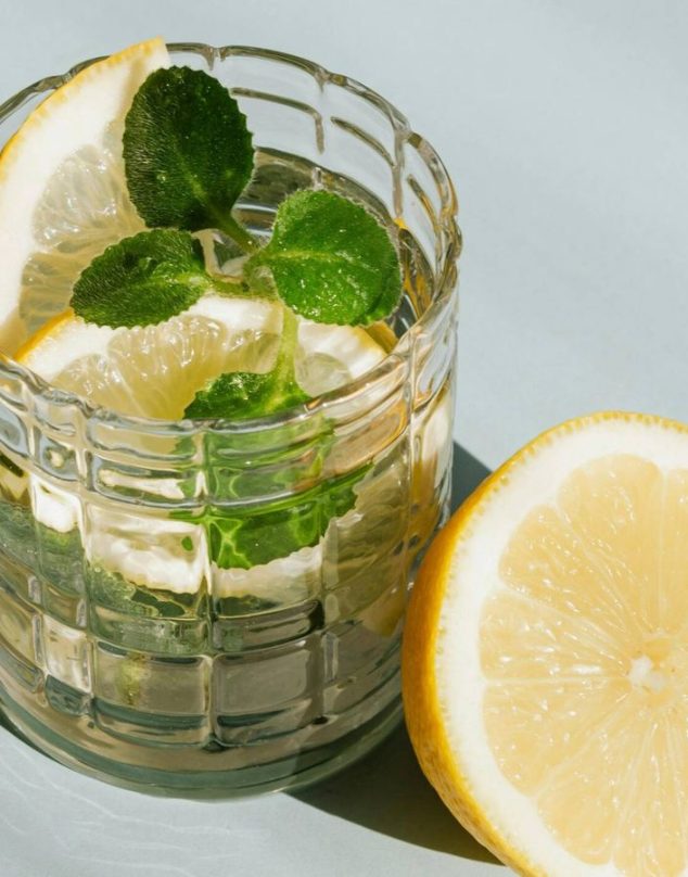 Beber agua con limón en ayunas: ¿Qué dicen los expertos?