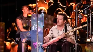 Emotivo momento: Michael J.Fox sube al escenario a cantar con Coldplay