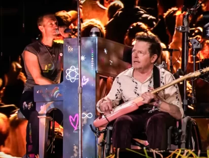 Emotivo momento: Michael J.Fox sube al escenario a cantar con Coldplay