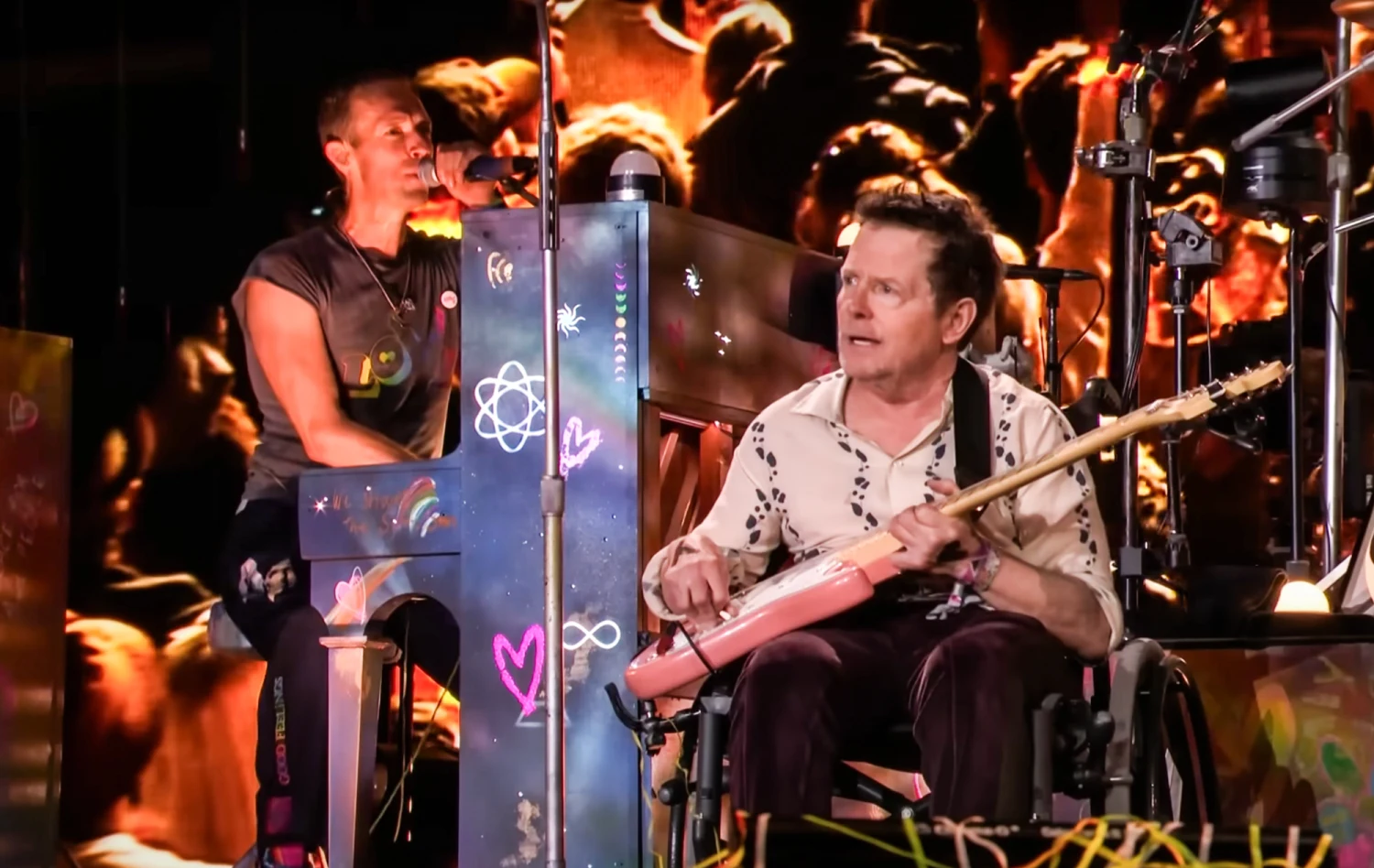 Emotivo momento: Michael J.Fox sube al escenario a cantar con Coldplay